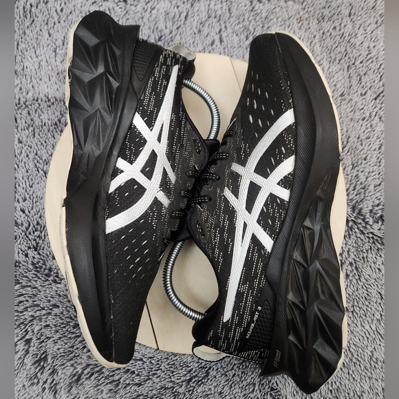 Asics Novablast 2 Black Running Shoes Sneakers Men's Size 8 - Picture 6 of 9